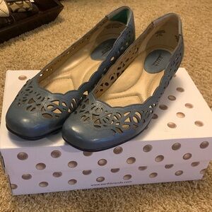 Earth Women's Blue Cut-Out Flats